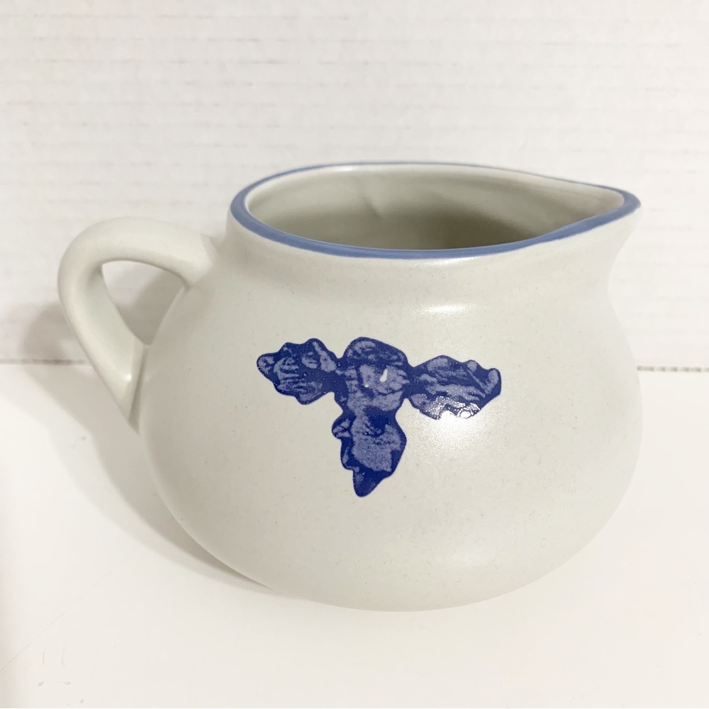 Vintage Pfaltzgraff Stoneware Yorktowne Pattern Gravy Boat Off White Blue Design